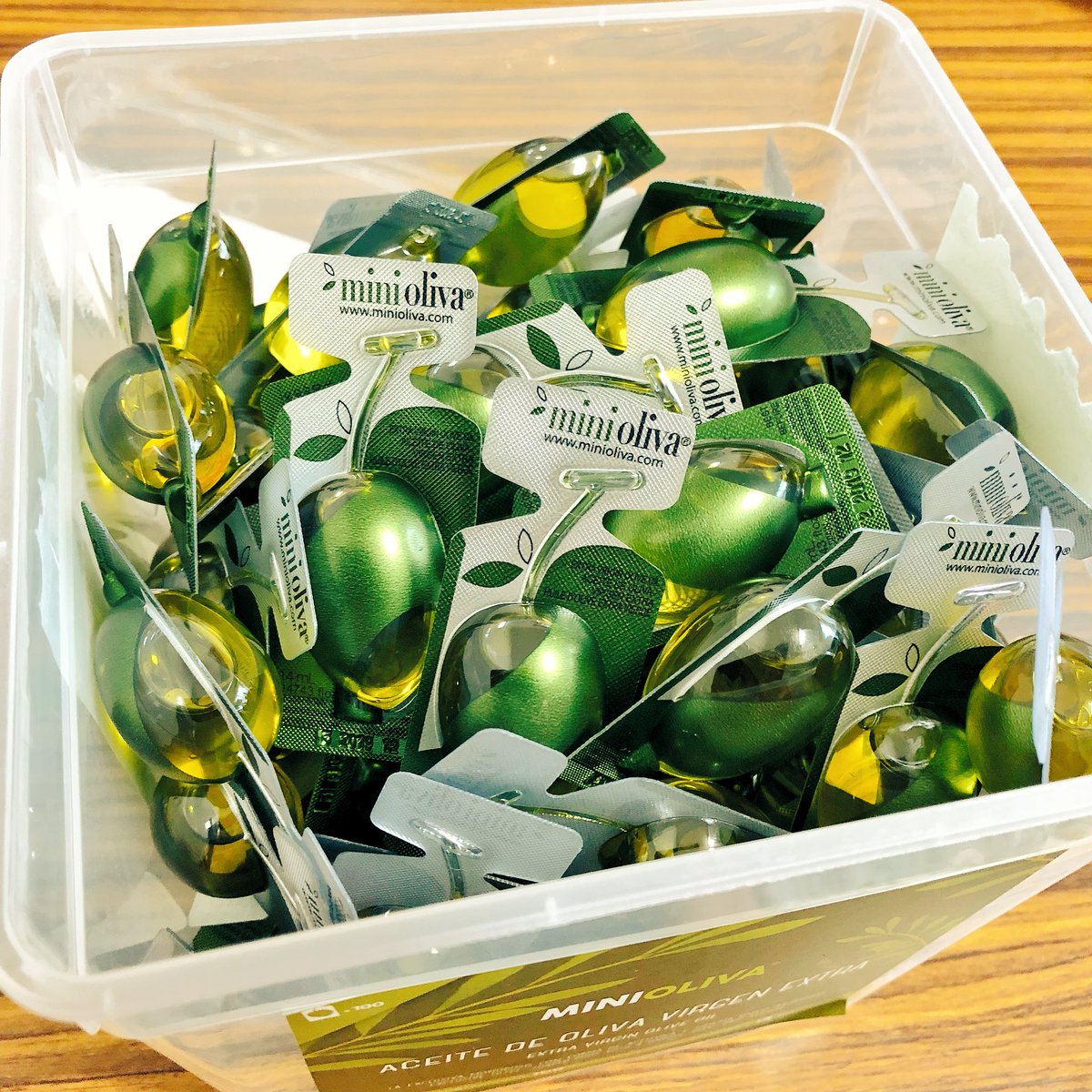 まる 妊娠8ヶ月に入り なんだか便秘も加速しているので朝食のパンをクレイジーソルト入りオリーブオイルに浸けて食べてますが調子が良いです この コストコ の小分けオリーブオイル いつでも新鮮で美味しく食べられて見た目も可愛くて最高です これ一つ