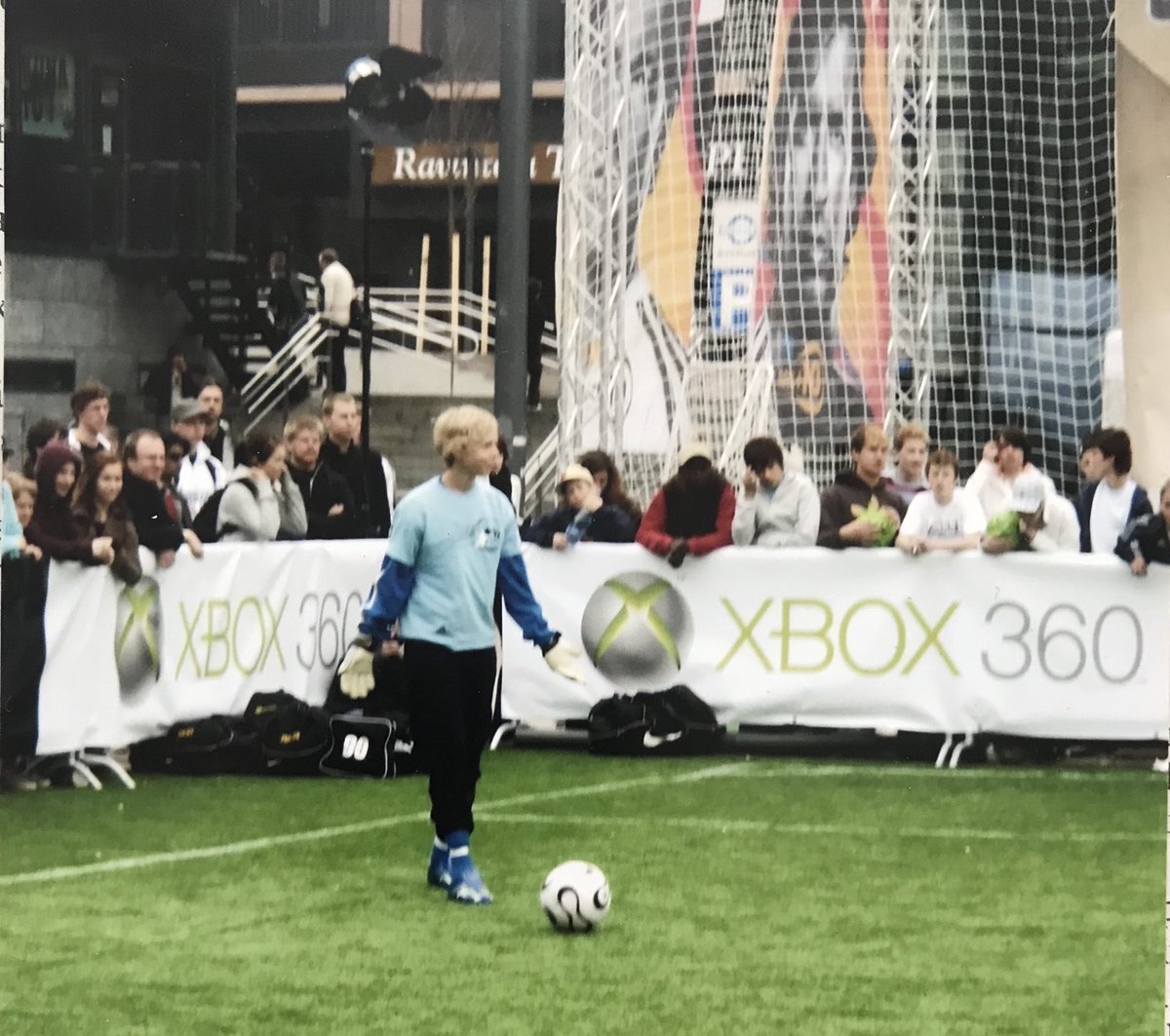 Nuori PPJ:n maalivahti <a href="/WViitala/">Walter Viitala</a> joutui pelaamaan piirijoukkueessa topparina. Pärjäsi todella hyvin kylläkin. Palasi harjoituksiimme ihmetellen, mutta ei luovuttanut. Ei koskaan. Tässäkin kuvassa pelaamassa vapaa-ajalla. Asenne vienyt pitkälle. Seuraava askel <a href="/Malmo_FF/">Malmö FF</a>. Tsemppiä!