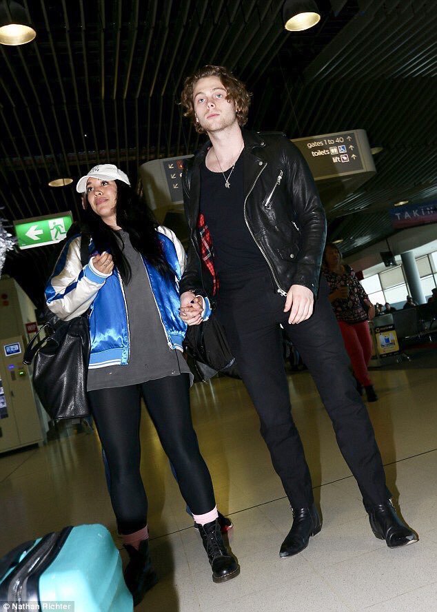 5soswith_fans's tweet photo. Luke i Sierra na lotnisku w Brisbane! Zdjęcia zrobione przez Nathana Ritchera! 🔥 https://t.co/9tyQZjZL6n