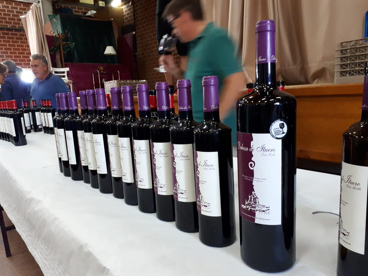 DehesaDeItuero's tweet photo. Cata de vinos #DehesaDeItuero con nuestro enólogo dentro del programa de fiestas de El Cubo de Don Sancho

#fiestaderollanejo #rollanejo2018 #rollanejo #elcubinazo

https://t.co/XJQGMXNWYG #verdejo #rosado #roble #crianza #vino #vinos #bodega #bodegas #wine #winelovers #salamanca https://t.co/1uaYw8S5vy