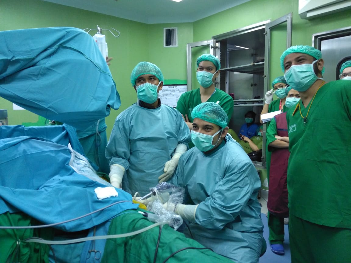 indrawarman's tweet photo. Thank you dr @dr_anugrahd for inviting me to this great meeting, 35th Fiesta Urology in Surabaya. So lucky can learn a lot from the best endourologist in the world: @sproietti81, @drjanakddesai and so many others. https://t.co/RF4imEEzSD