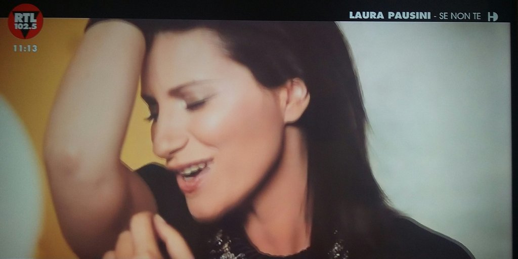manumarty7196's tweet photo. Non c'è bisogno di camminare tu già mi porti dove devo andare #SeNonTe una perla del passato di @LauraPausini su @rtl1025 sempre presente nei nostri ❤❤ @MA_SentiilSound aspettando il live del 30 ottobre a Roma #FattiSentireWorldTour https://t.co/ugCQLj1DUq