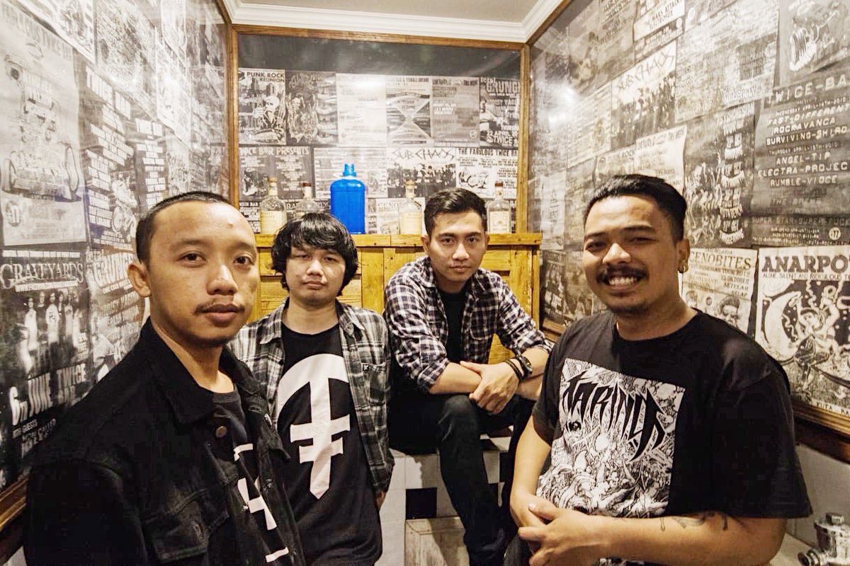 KetikaPetirMenyambar (@kpm_bali) on Twitter photo Malam ini bersiap menyambar Blue Saphire the Stones! Mari merapat kawan ⚡️⚡️
#ketikapetirmenyambar #modern #hardrock #band #indie #bali #kutabeach #thestonesbali Malam ini bersiap menyambar Blue Saphire the Stones! Mari merapat kawan ⚡️⚡️
#ketikapetirmenyambar #modern #hardrock #band #indie #bali #kutabeach #thestonesbali