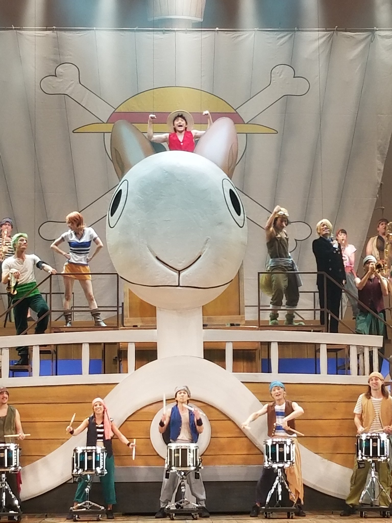 Twitter 上的 少年ジャンプ編集部 ワンピース音宴 本日開幕 担当オスギ 中野編集長大西副編集長が観覧 生楽器 演奏の迫力と カッコ良すぎキャストが演じる 東の海 名シーンに 魂の底まで熱せられました ワンピースファンにも これからのファンにも大おすすめ