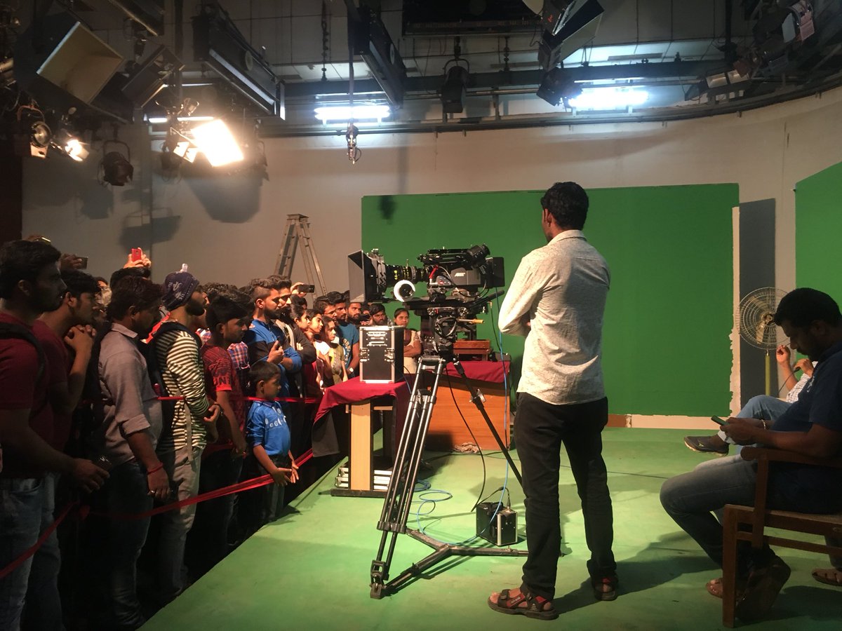 FTIIOfficial's tweet photo. From the oldest cameras in the world to brand new lighting and shooting equipment, the FTII studios are among the best in the world. Visitors are keenly hearing the information about the cameras in the FTII studios.
#FTIIOpenDay #Pune #OpenDay #AboutFTII #FTII https://t.co/zuUsnrf42T