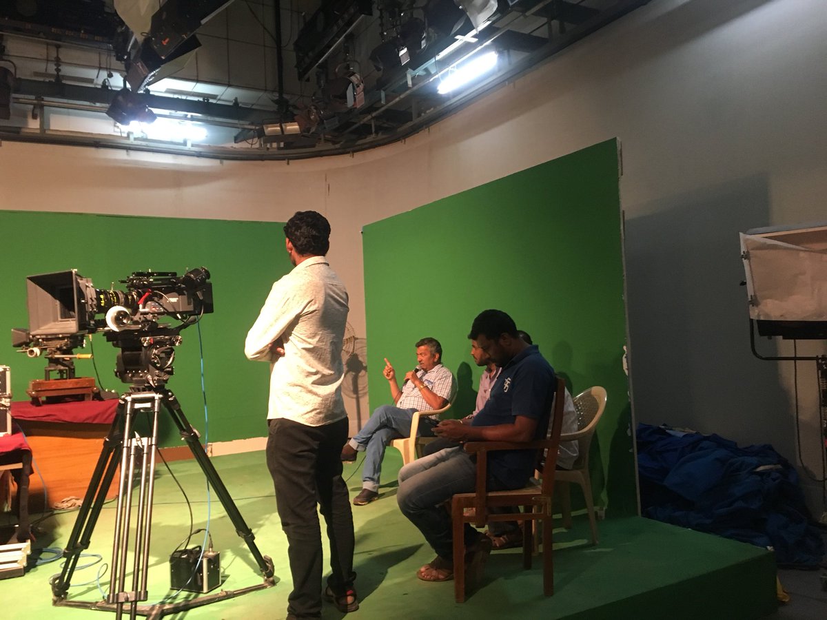 FTIIOfficial's tweet photo. From the oldest cameras in the world to brand new lighting and shooting equipment, the FTII studios are among the best in the world. Visitors are keenly hearing the information about the cameras in the FTII studios.
#FTIIOpenDay #Pune #OpenDay #AboutFTII #FTII https://t.co/zuUsnrf42T
