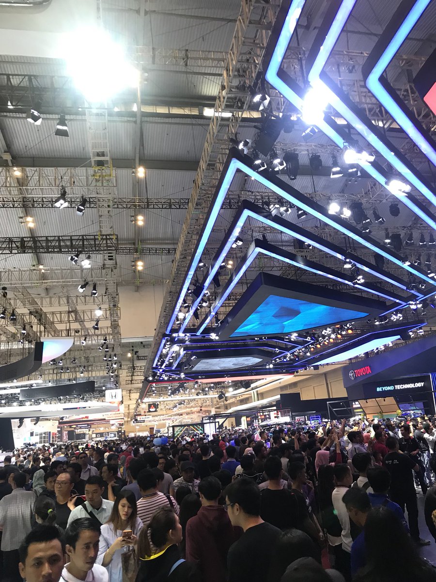TheOfficialOto's tweet photo. Last day! Pengunjung #giias2018 semakin ramai di hari terakhir. Ayo Otolovers, jangan sampai melewatkan moment keren ini ya! Ditunggu sampai jam 21:00 di ICE, BSD. See ya! #giiaswithoto #beyondmobility @GIIAS_ID https://t.co/b30o6X4Wa0