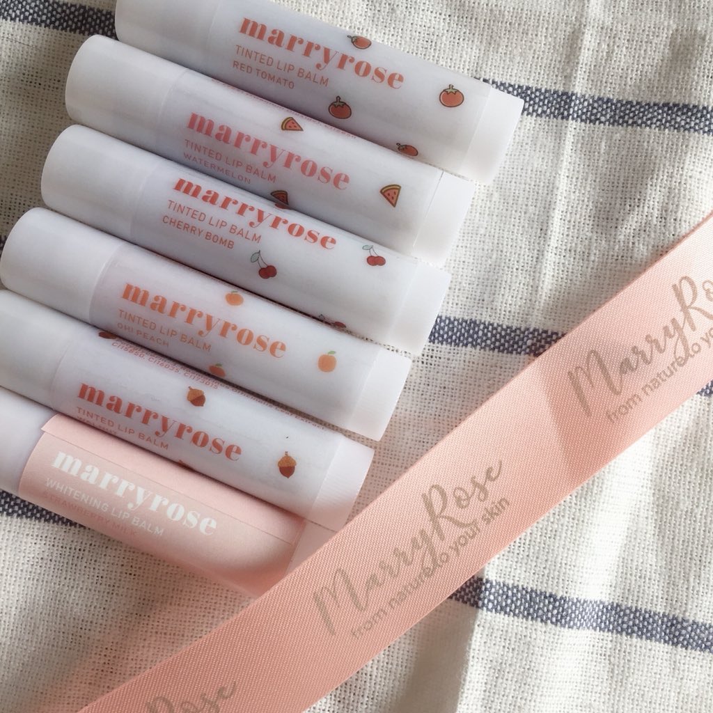 harib0bo's tweet photo. preview ♡̫ marryrose
ได้มาแล้วว tinted lip balm ที่ทุกคนหวีดกัน น่ารักมากๆ ชอบแพคเกจจิ้งสุด ยังไม่ได้ลองใช้แต่แอบปาดหลังมือนิดนึง ไว้มารีวิวเต็มๆนะค้าบ อาจจะช้าหน่อยเพราะไม่สบาย เดะหายแล้วรีบถ่ายรีวิวเบย ; - ; 
ps. แบรนด์น่ารักม้าก แถม strawberry milk มาให้ด้วย ขอบคุณนะค้าบ🤟🏻 https://t.co/pAewMbAjmP