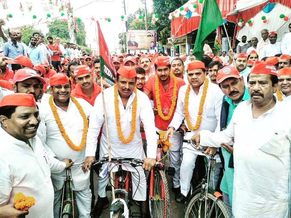 Y_Sangram's tweet photo. आजमगढ़ से गोरखपुर तक की " लोकतंत्र बचाओ-देश बचाओ " साइकिल यात्रा क्रांतिकारी समाजवादी साथी सुनील यादव ठेकम�� के नेतृत्व में बहुत ही सफल तरीके से सम्पन्न हुई। 
सभी साइकिल सवार समाजवादियों,पदाधिकारियों एवं स्वागत करने वाले जनप्रतिनिधियों का बहुत-बहुत धन्यवाद आभार।
@yadavakhilesh https://t.co/FN3hGasb9k