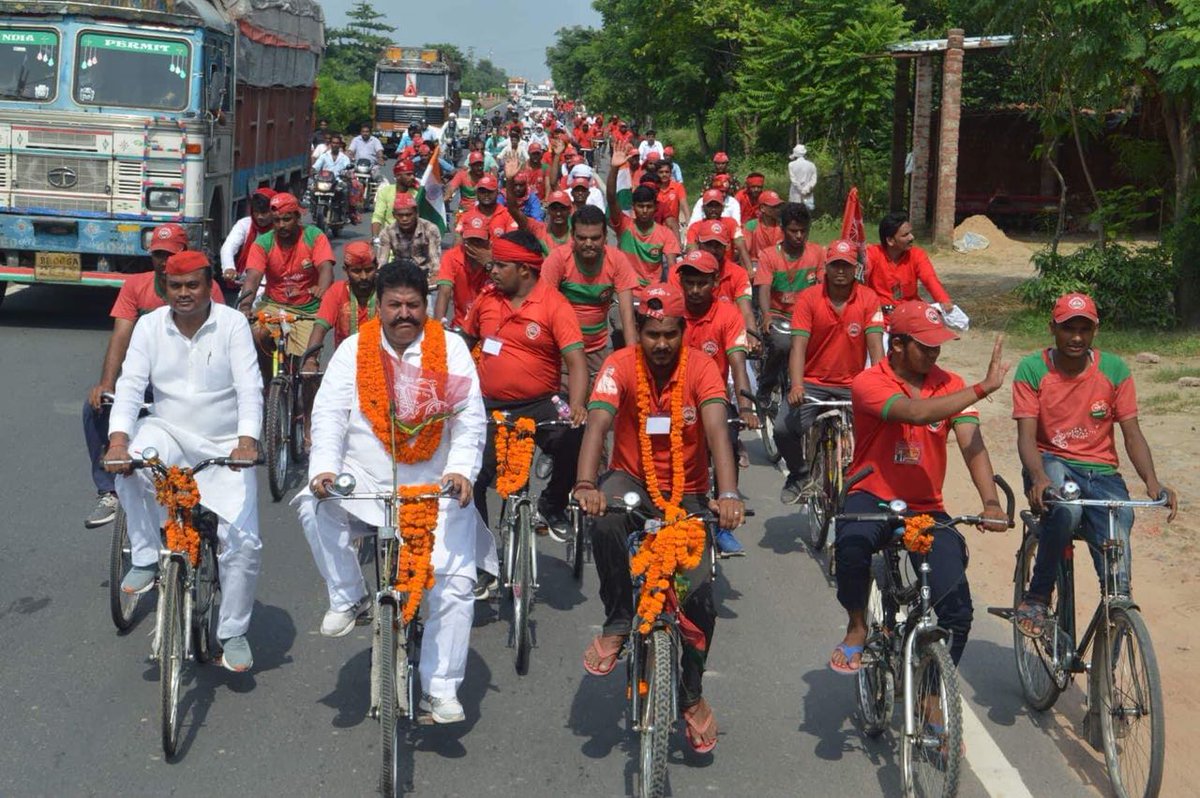 Y_Sangram's tweet photo. आजमगढ़ से गोरखपुर तक की " लोकतंत्र बचाओ-देश बचाओ " साइकिल यात्रा क्रांतिकारी समाजवादी साथी सुनील यादव ठेकम�� के नेतृत्व में बहुत ही सफल तरीके से सम्पन्न हुई। 
सभी साइकिल सवार समाजवादियों,पदाधिकारियों एवं स्वागत करने वाले जनप्रतिनिधियों का बहुत-बहुत धन्यवाद आभार।
@yadavakhilesh https://t.co/FN3hGasb9k