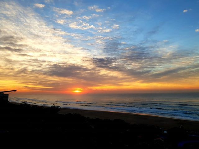 araijain's tweet photo. Who is mightier than whom? Doesn't matter when you see this view! #Amanzimtoti #KwaZuluNatal #Sunrise #TheLifesWay #Photoyatra @SamsungSA @samsungmobilesa #Shotwithmygalaxy #DoWhatYouCant #GalaxyS9plus #ProductReview #ReviewUnit #WalkingwithCamera #photographerwithpassion #i… https://t.co/HwvdSBM54B