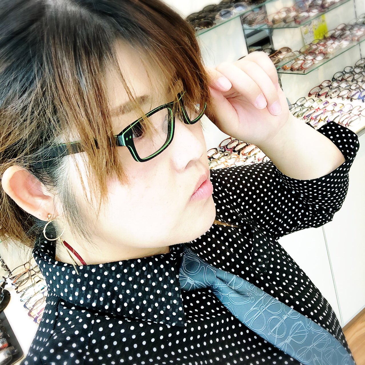 Eyewear Shop Ami 岐阜県関市の眼鏡屋 スタッフ音久 W 今日スタッフは メガネcafeさんのグリーン系 真面目くんメガネクタイ に合わせprodesign Denmarkの黒 緑のスクエアフレームをチョイス 横 斜めの角度からチラッと見える緑のラインがポイント