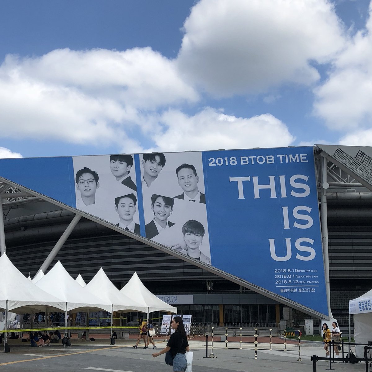 tomtomasa's tweet photo. BTOBコンサート #THISISUS 
午前にきてみたら グッズの列が長すぎて、並ぶのやめた💨 https://t.co/lytypvEhUy