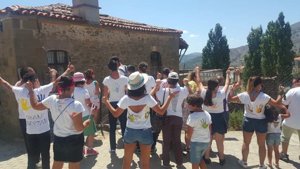 kamp tişörtümüzü kendimiz hazırlıyoruz :) #özgürlüğeilkadımyazkampı #camping #nature #kumaşboyama #özelçocuklar #dyeing #kidswithspecialneeds #SenDe1ŞeyYaz