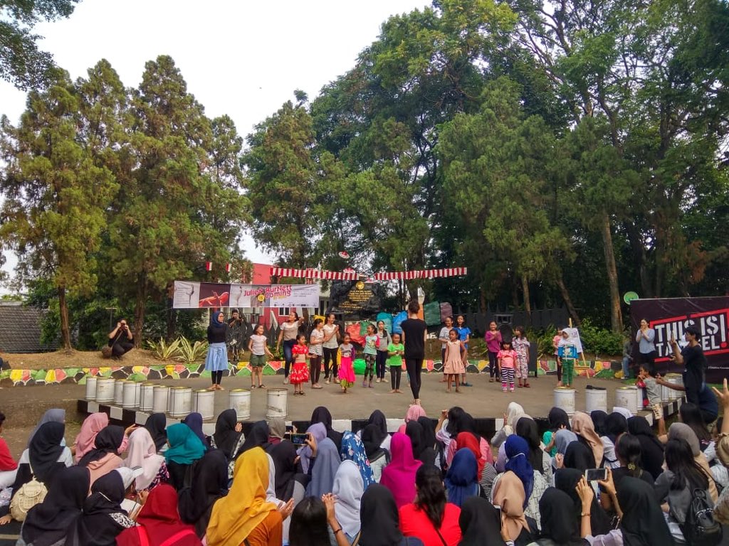 tangselcreative's tweet photo. #julietburnettiscomingtotown #balletgoestobanten Sabtu 11 Agustus 2018 di Taman Perdamaian telah terlaksana dgn seru, lancar, ramai. More photo on instagram @tangselcreative #thisistangsel https://t.co/exwcXTKcVa