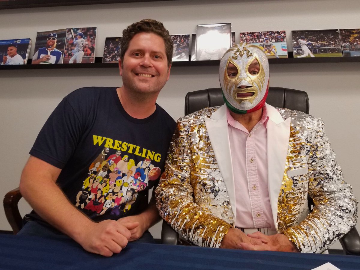TravScottBowden's tweet image. Mi nuevo amigo y yo charlando como un par de colegialas. #MilMascaras Monday Night Wrestling Mystery is solved....on the next #KFRPod.