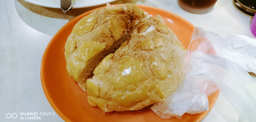 KINOBEAR_'s tweet photo. 吃���芝士菠萝油 https://t.co/iPPdDgbH4o