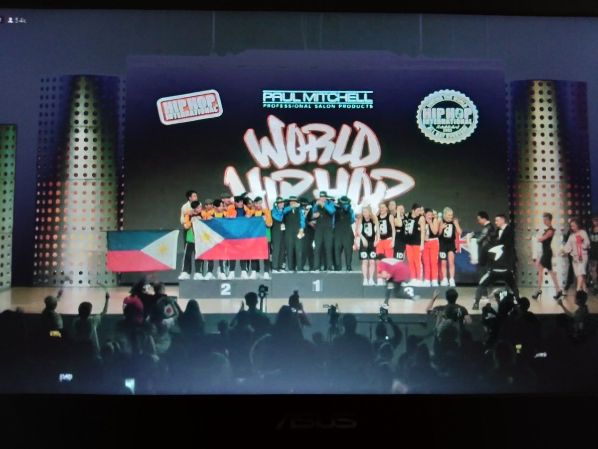 chris_tian_ko's tweet photo. CONGRATS @KingsmenVarsity !!! #SilverMedalists #VarsityDivision #HHI2018
*baliktad among flag bayooot https://t.co/HhJ11m1szA