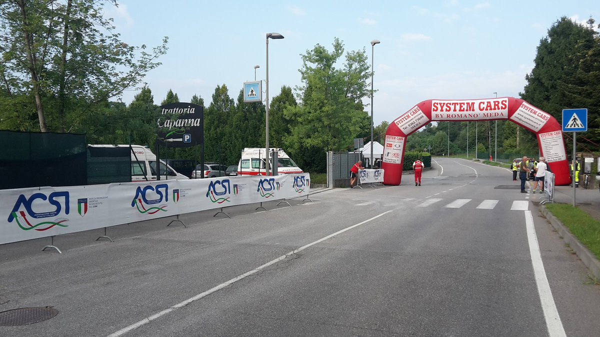 AlbRigamonti's tweet photo. Pronti a #LuragodErba per la #primatappa del #GirodellaBrianza #ciclismo #SportAnnouncer https://t.co/iqKsmbwVfr