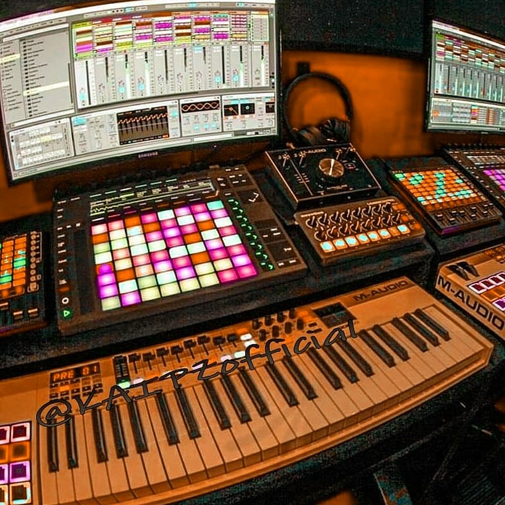 Kaipz808's tweet photo. #kaipz #kaipzkillinbeats #kuyakaipz #itshiclassyo #pilauguavas #djlifestyle #producerlifestyle #edmproducer #edmdj #edmlife #festivalseason #edcwithdrawals #veld2018 #veldmusicfestival #audioengineer #soundengineer #sounddesigner #audiovisual #audiotech #musiccreators #musicprod https://t.co/FGvUCCMFGQ