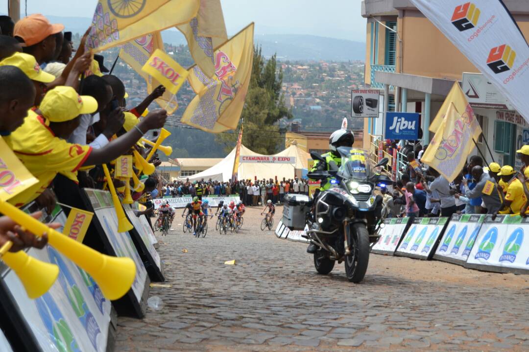 RWTrafficUpdate's tweet photo. Tuributsa abatuye Kigali ko kubera isiganwa ry'amagare guhera sa tatu imihanda iri mu cyerekezo cya Stade Amahoro- Kimironko-Nyarutama iribube ikoreshwa n'abasiganwa. Guhera sa sita, agace ko mu mujyi- Nyabugogo- Nyamirambo naho haza Kuba hakinirwa. 
Twogeze dusigasira umutekano. https://t.co/AL8KdpDZj8