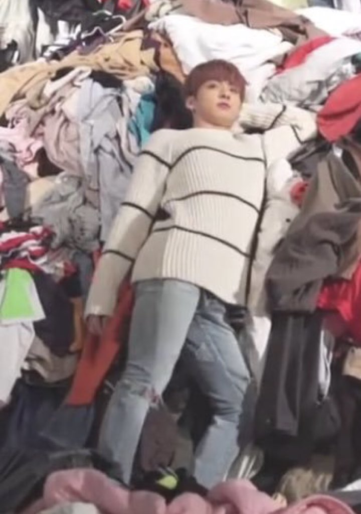 LQ_KOOK's tweet photo. 몸매는 에스라인 https://t.co/fUH05bxLtr