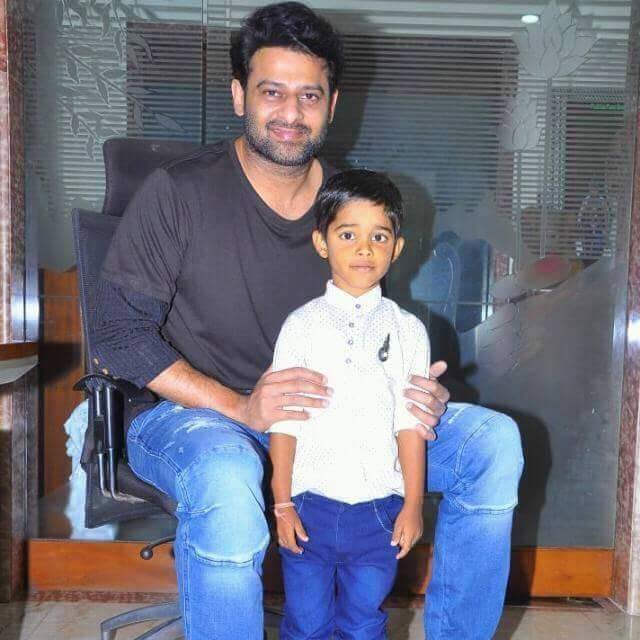 IamActorPrabhas's tweet photo. #Latest #CutestPic❤️😘👌👌

#LoveblePrabhas🙏 https://t.co/do6MkDB4aC