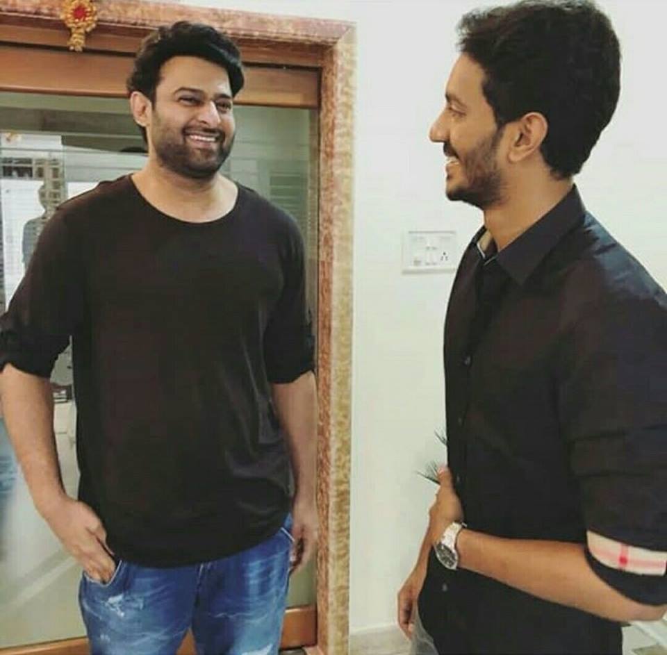IamActorPrabhas's tweet photo. #Latest #CutestPic❤️😘👌👌

#Loveble #Prabhas🙏 https://t.co/SGGx9DpxJI