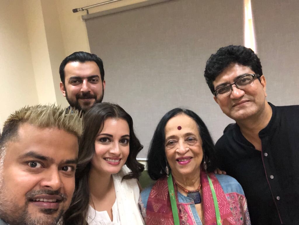 Prasoon Joshi (@prasoonjoshi_) on Twitter photo Happy 2have written #MereDeshKiZameen,youtu.be/5c2Fx3DluPs an anthem that celebrates our rich biodiversity. Gr8 to be part of this project along with <a href="/deespeak/">Dia Mirza</a> <a href="/sahil_sangha/">SAHIL SANGHA</a> <a href="/vishaldadlani1/">Vishal dadlani</a> <a href="/shreyaghoshal/">Shreya Ghoshal</a> @bennydayalofficial <a href="/ClintonCerejo/">Clinton Cerejo</a> <a href="/SunidhiChauhan5/">Sunidhi Chauhan</a>
Launched today Happy 2have written #MereDeshKiZameen,youtu.be/5c2Fx3DluPs an anthem that celebrates our rich biodiversity. Gr8 to be part of this project along with <a href="/deespeak/">Dia Mirza</a> <a href="/sahil_sangha/">SAHIL SANGHA</a> <a href="/vishaldadlani1/">Vishal dadlani</a> <a href="/shreyaghoshal/">Shreya Ghoshal</a> @bennydayalofficial <a href="/ClintonCerejo/">Clinton Cerejo</a> <a href="/SunidhiChauhan5/">Sunidhi Chauhan</a>
Launched today