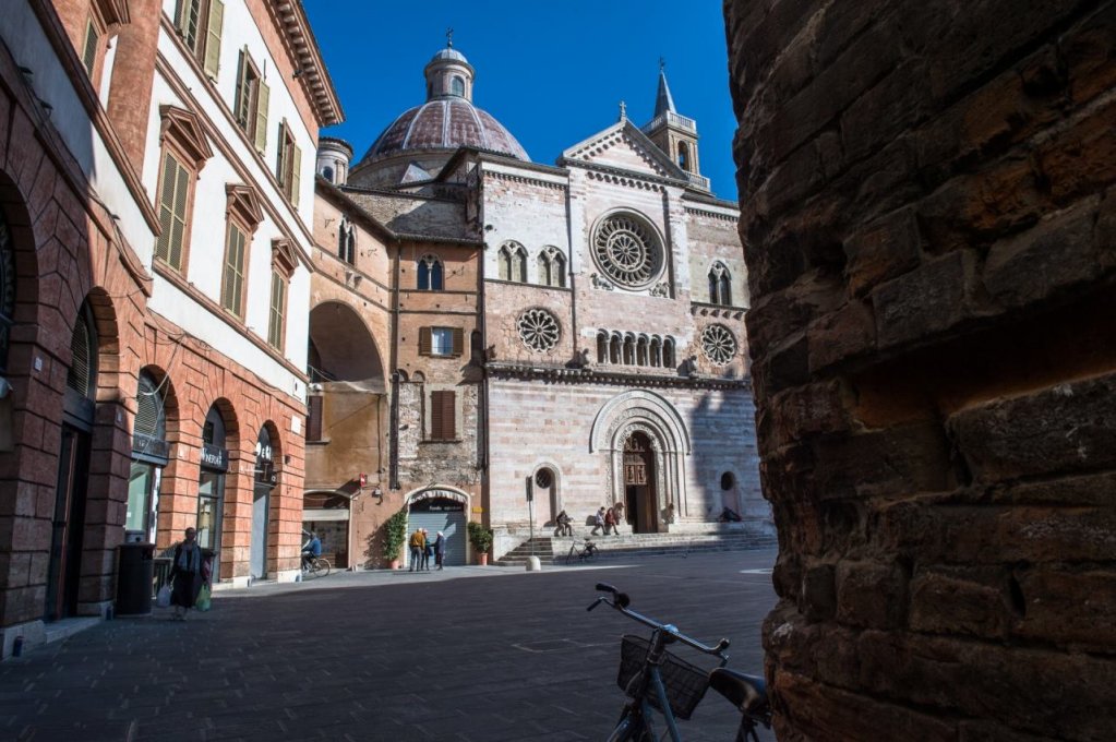 UmbriaTourism's tweet photo. #BuongiornoUmbria da #Foligno e da Piazza della Repubblica, cuore pulsante della città su cui si affaccia la splendida cattedrale di San Feliciano. https://t.co/l7CqLjyM09