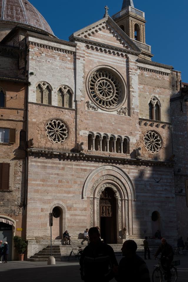 UmbriaTourism's tweet photo. #BuongiornoUmbria da #Foligno e da Piazza della Repubblica, cuore pulsante della città su cui si affaccia la splendida cattedrale di San Feliciano. https://t.co/l7CqLjyM09