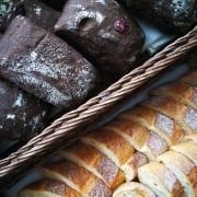 Lallapolosa's tweet image. Would you love to bake your own bread? Why not come along to our Bread Baking Workshop With Ralph Wettach on Tuesday Sept 4th at 6pm. Held in our Kingston bakery, this classes are informal, fun and brilliantly instructive. 
buff.ly/2vyRYot #breadworkshop #Kingstonbakery