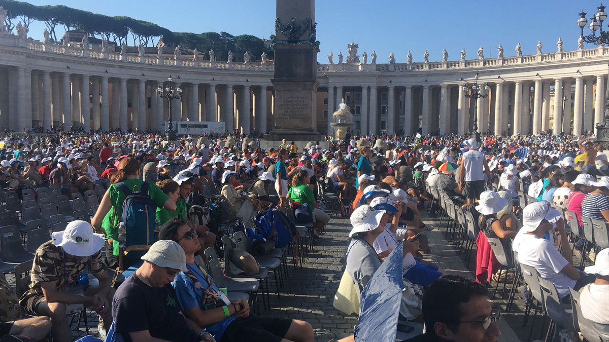 #12agosto #BuonaDomenica #giovani in #Piazza San Pietro...aspettando #PapaFrancesco per la Messa

#SiamoQui #PerMilleStrade