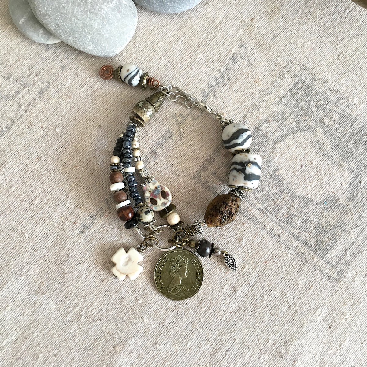 DamDomido's tweet photo. https://t.co/vDhzclLZho #boho
#handmadebracelet #braceletboheme #bohobracelet #frenchbracelet #danglebracelet #frenchjewelry #bohemianjewelry #designerjewelry #laperruchecreations https://t.co/NLIxgxy5WW