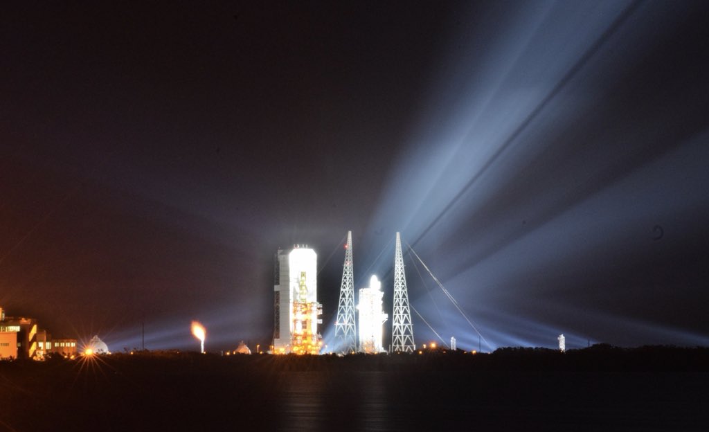 ReadCarlos's tweet photo. Sitting pretty 🚀😍 over there #ParkerSolarProbe 

#NASASocial #SolarProbe #ParkerSunProbe #DeltaIVHeavy #DeltaIV #pad37 #lc37 @ToryBruno @ULALaunch @NASA @NASASun https://t.co/vUuHZp3i54