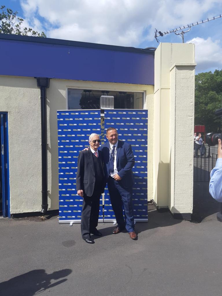 <a href="/mulldog/">Steve Mullington</a> Steve... Our <a href="/willhillpeople/">William Hill People</a> managed to catch up with great man... They said it was almost as good as meeting you on Thursday... Well almost... <a href="/haydockraces/">Haydock Park Races</a>
