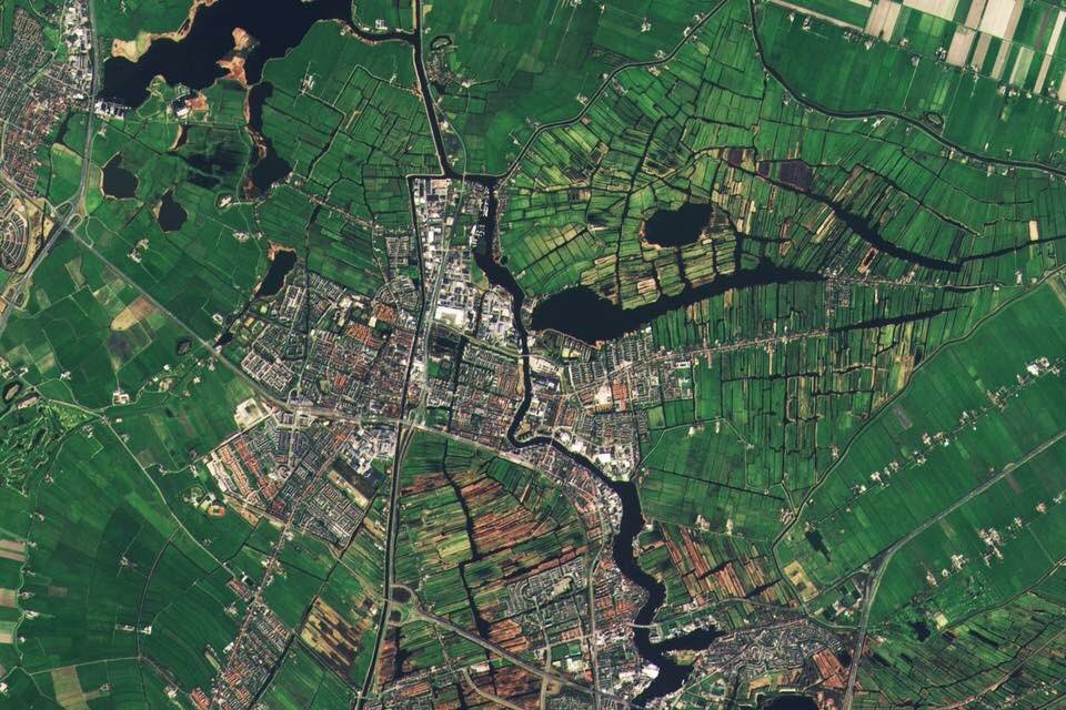 Zo ziet Wormerveer eruit vanaf een satelliet 🛰

Foto 16 maart vanaf een satelliet gemaakt boven Amsterdam &amp; omgeving. Wormerveer en de Zaan zijn ook goed te zien op de foto. Dit plaatje is een uitsnede van de originele foto voor de hele foto zie de link esa.int/spaceinimages/…