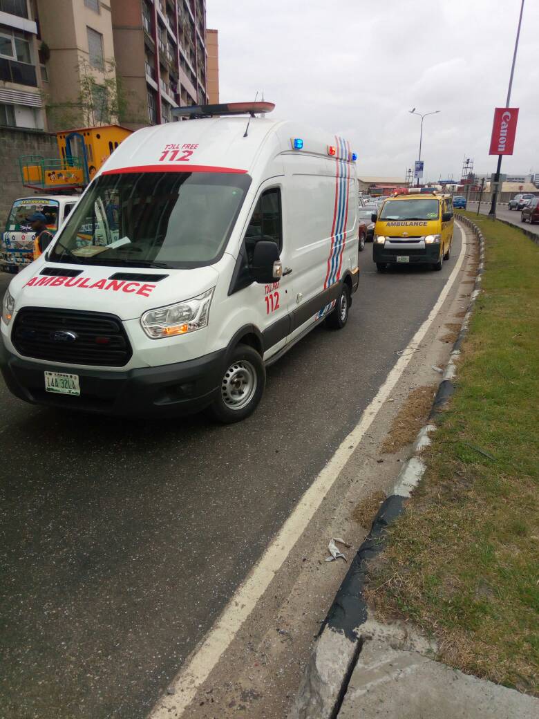 followlastma's tweet photo. Scene at the accident along OzumbaMbadiwe inw Lekki Tollplaza. #LASAMBUS @lasemasocial and #LCC tow trucks already attending to the casualties and recovering the bus.
Please drive carefully. https://t.co/wRJ24KDheo
