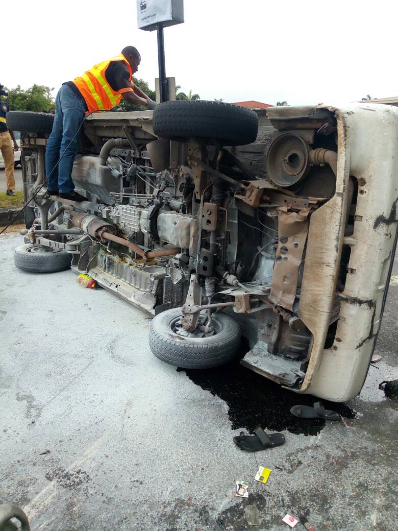 followlastma's tweet photo. Scene at the accident along OzumbaMbadiwe inw Lekki Tollplaza. #LASAMBUS @lasemasocial and #LCC tow trucks already attending to the casualties and recovering the bus.
Please drive carefully. https://t.co/wRJ24KDheo