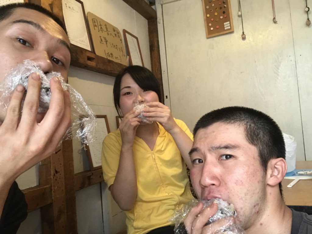 yuya19955241's tweet photo. おにぎりいただきました！

これでソワレも元気100倍🎶

「青い眼の赤トンボ」
夜の公演は18時から！
お間違えなく～(^^) https://t.co/6As5r0yzPi
