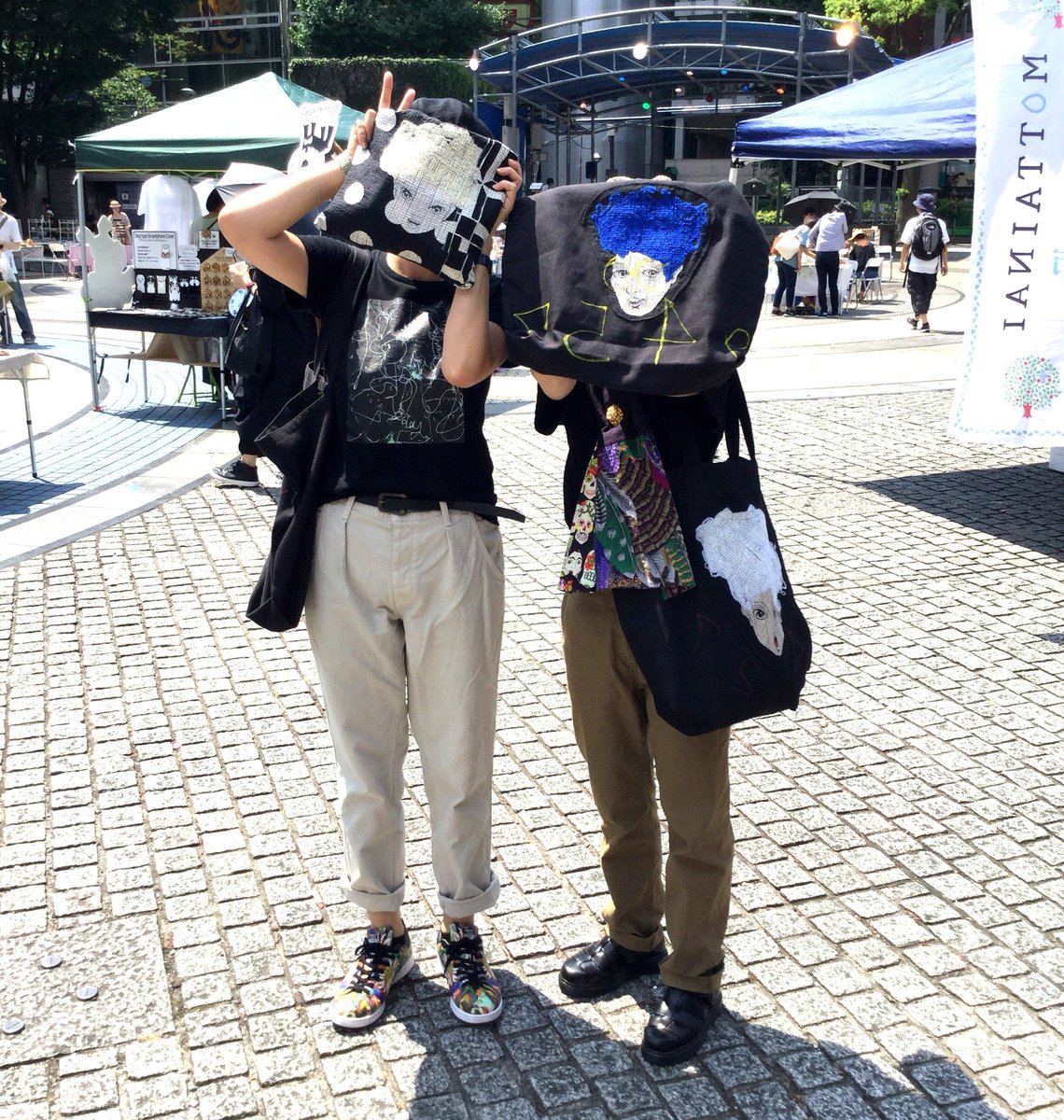 ystromr's tweet photo. 左の人が着ているオリジナルTシャツはこちら→ https://t.co/JlWDUdlp4Tでご購入出来ます！ #merya #Tシャツ #オリジナルTシャツ #art #メルヤ https://t.co/iQ1JGWsENM