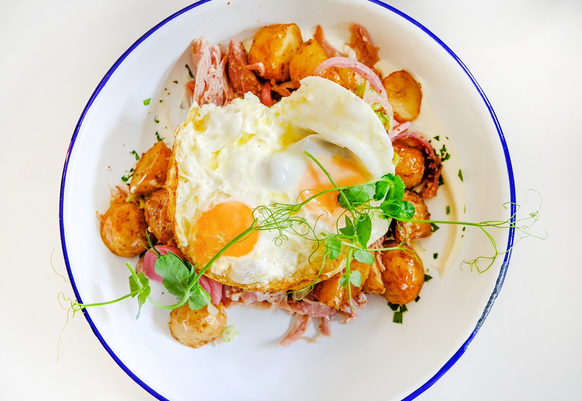 jb_shoots's tweet photo. Delicious ham hock hash with fried potato, fried eggs, house pickles, spring onions, creme fraiche &amp; mustard dressing @CafeStrangebrew.

#Glasgow #SouthSide #glutenfree #glasgowfood #eggs https://t.co/3xjIBsAKeq