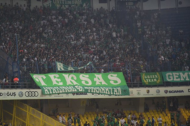Fenerbahçe ve Bursaspor arasında oynanan müsabaka sırasında deplasman tribünün koridorlarında bir polisin bir taraftarı darp etmesi büyük tepki topladı. Olayı gerçekleştiren polisin görevinden uzaklaştırıldığı öğrenildi.
