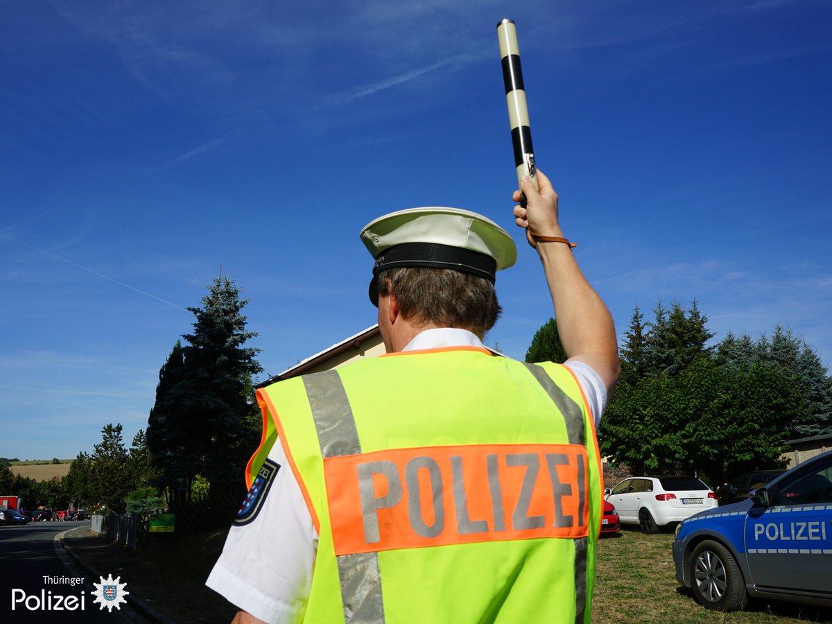 Polizei_Thuer's tweet photo. Erste Abreiseaktivitäten von #SMSXXII in #SaalburgBeach 

Unsere Kollegen weisen euch den Weg – mit Polizeimotorrad, Streifenwagen oder auch dem altbekannten Reglerstab. 👮🏻‍♂️👮🏻‍♀️

Zur Erinnerung: Brust und Rücken...Bremse drücken. Kommt sicher nach Hause.  

#WeAreSMS https://t.co/UNCkVNtrzV