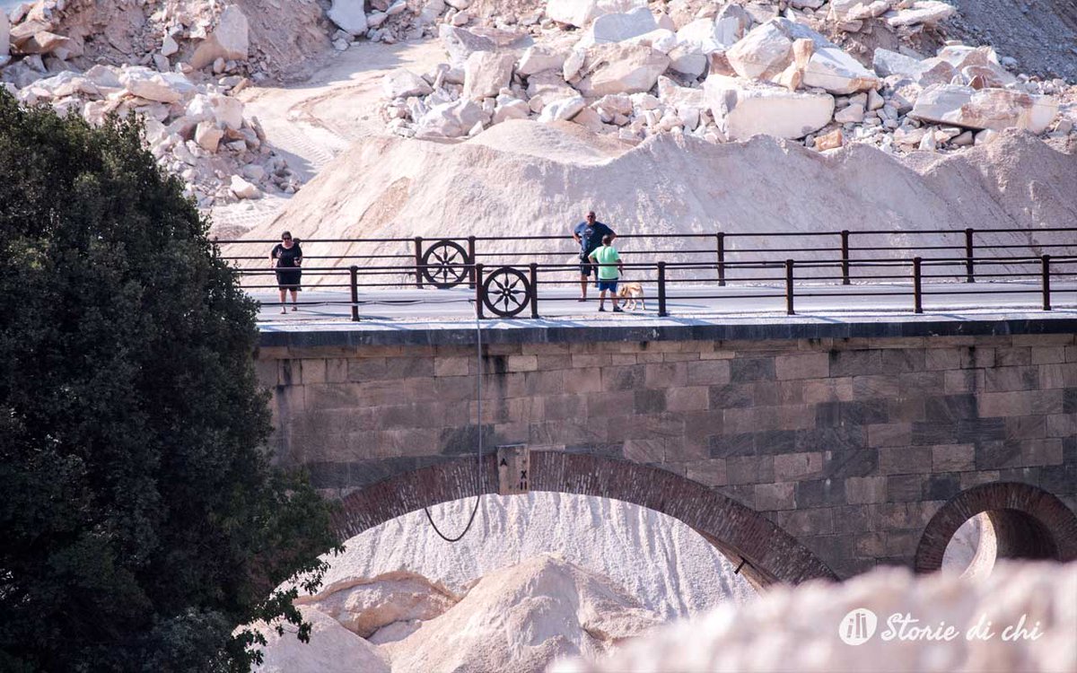 storiedichi's tweet photo. Oggi, a #Carrara, è in programma la rievocazione storica della #Lizzatura, il metodo usato fino agli Sessanta per trasportare i blocchi di #marmo dalla cava a valle. https://t.co/WU6maLwqYr https://t.co/pkBXYTY2hd