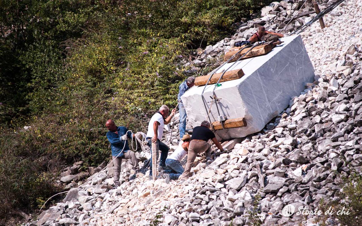 storiedichi's tweet photo. Oggi, a #Carrara, è in programma la rievocazione storica della #Lizzatura, il metodo usato fino agli Sessanta per trasportare i blocchi di #marmo dalla cava a valle. https://t.co/WU6maLwqYr https://t.co/pkBXYTY2hd