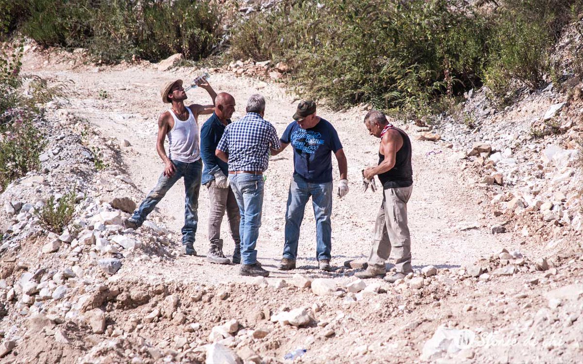 storiedichi's tweet photo. Oggi, a #Carrara, è in programma la rievocazione storica della #Lizzatura, il metodo usato fino agli Sessanta per trasportare i blocchi di #marmo dalla cava a valle. https://t.co/WU6maLwqYr https://t.co/pkBXYTY2hd