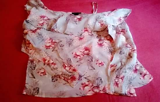 6inchclothing's tweet photo. Floral Off Shoulder Shirt available for sale,send a message to purchase 
Price-2,500
Size- Medium-Large 
Please RT we need buyers and affordable fashion lovers https://t.co/3x7rPf54nw