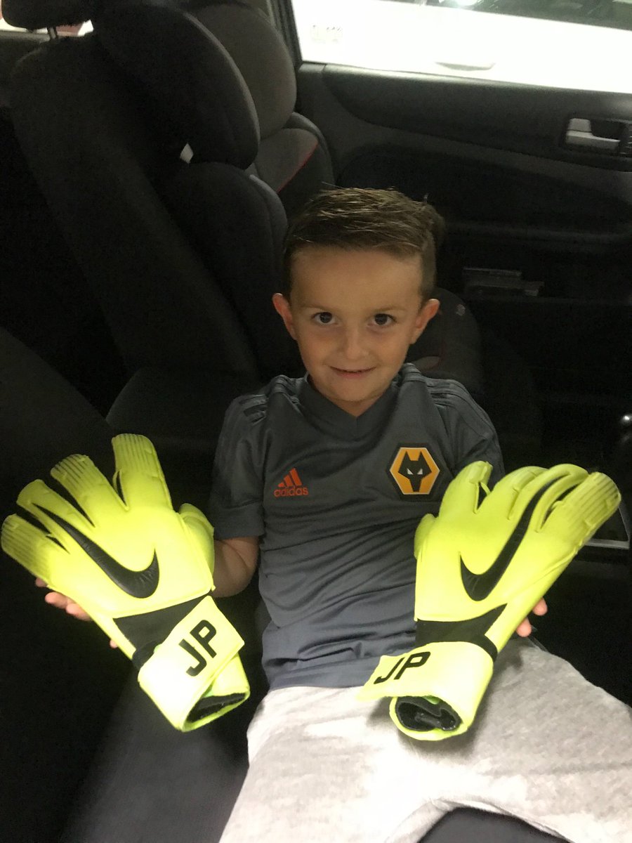 NatalieMosedale's tweet photo. Happy Little Boy! @JPickford1 gave him his goalie gloves Last Night! #pickford #everton #wolves #wwfc https://t.co/MOiqJqTcSR