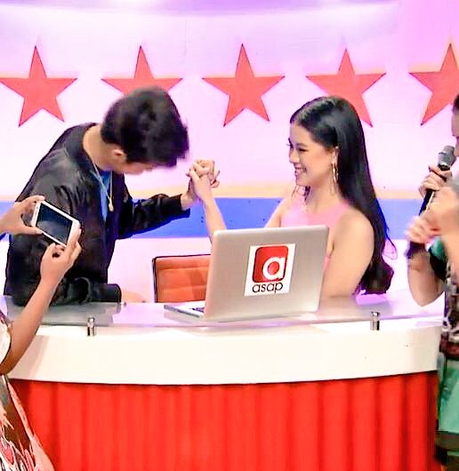 tookoolforya's tweet photo. You looked like you've ran a mile, nag holding hands lang naman kayo. You looked breathless and on edge the whole time while Kirsten stood there smiling, cool as a cucumber. #DONKISSBidaOneForASAP https://t.co/oLHgSVqYuU
